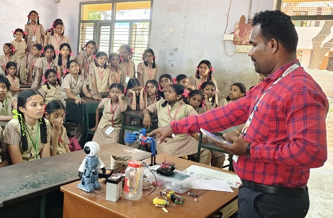  D. V. Rajeswari, Headmistress, image